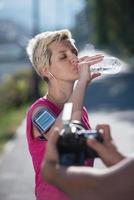 vrouw drinken water na jogging foto