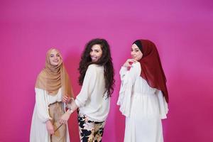 moslim Dames in modieus jurk geïsoleerd Aan roze foto