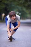 vrouw uitrekken voordat ochtend- jogging foto