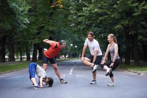 jogging mensen groep uitrekken foto