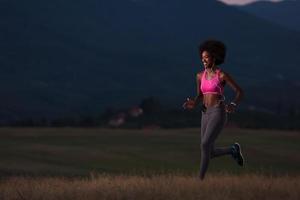 jong Afrikaanse Amerikaans vrouw jogging in natuur foto