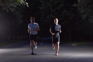 paar jogging Bij vroeg ochtend- foto