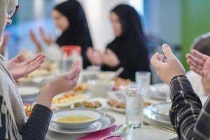 moslim familie maken iftar dua naar breken vastend gedurende Ramadan. foto