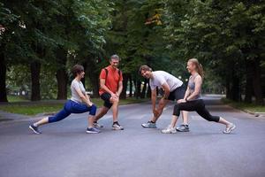 jogging mensen groep uitrekken foto