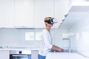 vrouw gebruik makend van vr-headset bril van virtueel realiteit foto