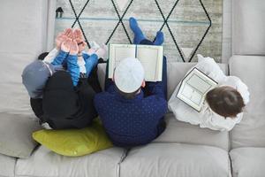 top visie van jong moslim familie lezing koran gedurende Ramadan foto