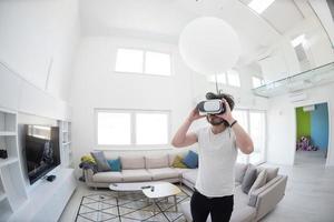 Mens gebruik makend van vr-headset bril van virtueel realiteit foto