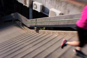 vrouw jogging Aan stappen foto