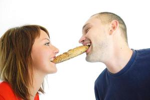 gelukkig paar aan het eten croissant foto