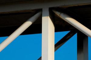 modern rivier- brug, een bouwkunde prestatie dat duizenden van voertuigen voorbij gaan aan over- dagelijks foto