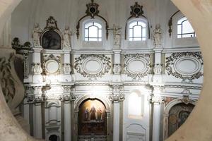 noto, italië-mei 7, 2022-detail binnen de kerk van de kerstman chiara in noto foto