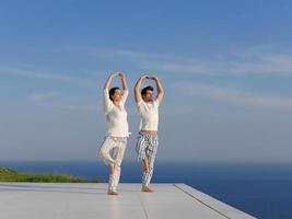 jong paar beoefenen yoga foto