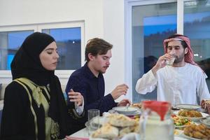 moslim familie hebben iftar samen gedurende Ramadan foto