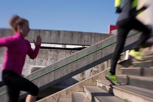 jong paar jogging Aan stappen foto