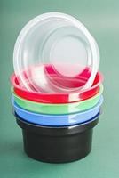 plastic containers van verschillend kleuren foto
