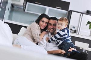 gelukkig jong familie hebben pret Bij huis foto