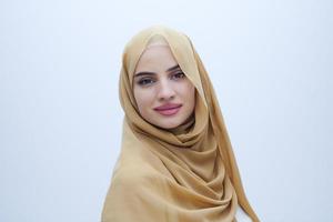 portret van mooi moslim vrouw geïsoleerd Aan wit foto