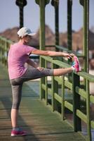 vrouw uitrekken voordat ochtend- jogging foto