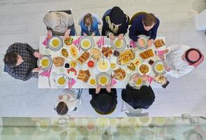 top visie van moslim familie maken iftar dua naar breken vastend gedurende Ramadan. foto