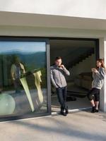 paar genieten van Aan de deur van hun luxe huis villa foto
