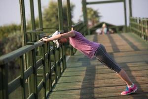 vrouw uitrekken voordat ochtend- jogging foto