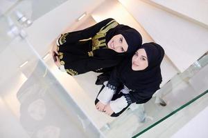 portret van mooi moslim Dames zittend Aan houten trap Bij huis foto