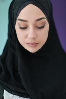 portret van Arabisch vrouw in traditioneel kleren gebruik makend van mobiel telefoon. foto