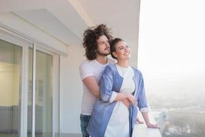 paar knuffelen Aan de balkon foto