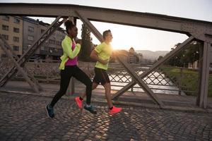 jong multi-etnisch paar jogging in de stad foto