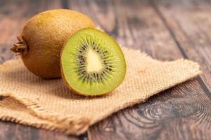 een voor de helft van groen kiwi foto