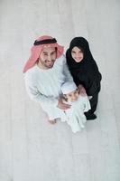 top visie van jong Arabisch moslim familie vervelend traditioneel kleren foto