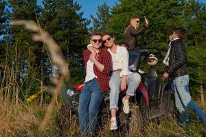 groep jong gelukkig mensen genieten van mooi zonnig dag terwijl het rijden een uit weg buggy auto foto