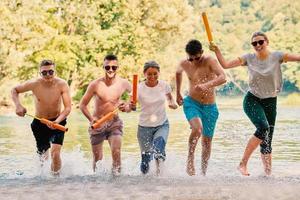 groep van gelukkig vrienden hebben pret Aan rivier- foto