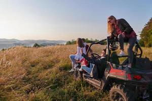 groep jong gelukkig mensen genieten van mooi zonnig dag terwijl het rijden een uit weg buggy auto foto