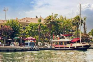 toeristisch rivier- boten afgemeerd Bij de pier van de dalyan rivier, mugla, kalkoen. foto