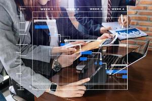 projectmanager werkt en werkt taken bij met mijlpalen voortgangsplanning en Gantt-diagramplanningsdiagram. zakelijke tram werkt op kantoor foto