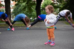 jogging mensen groep hebben pret met baby meisje foto