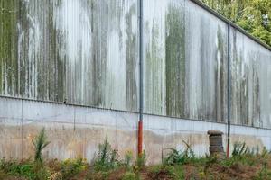 hoog oud verrot beton muur foto