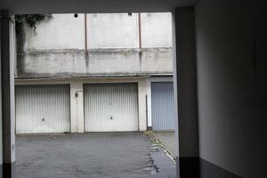 garage binnenplaats met twee oud poorten foto