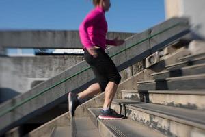 vrouw jogging Aan stappen foto