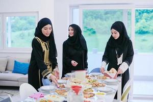 jong moslim meisjes portie voedsel Aan de tafel voor iftar avondeten foto