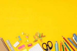 top visie notebooks en accessoires aan het studeren in de bibliotheek Bij school- geel achtergrond idee onderwijs