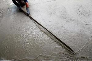 beton mengen het is de invoering van cement, steen foto