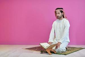 jong moslim Mens lezing koran gedurende Ramadan foto