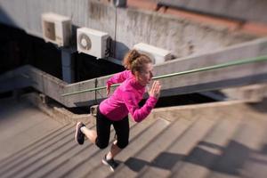 vrouw jogging Aan stappen foto