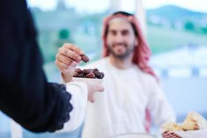 moslim familie hebben iftar avondeten aan het eten datums naar breken feest foto