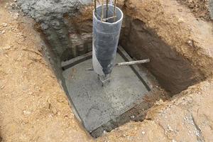 nieuw voorbereidingen treffen de fundament voor bouw kolommen met cement pool. cement fundament met ronde gips kolommen met wapening voor huis pijlers. foto