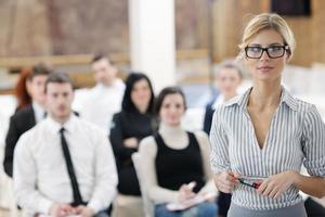 zakenvrouw permanent met haar personeel op conferentie foto