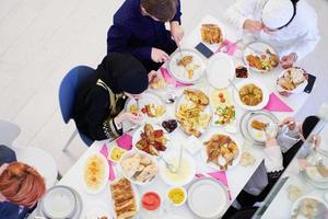 moslim familie hebben een Ramadan feest top visie foto