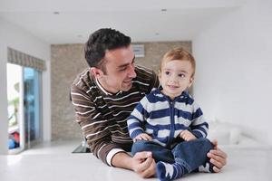 gelukkig jong familie hebben pret Bij huis foto